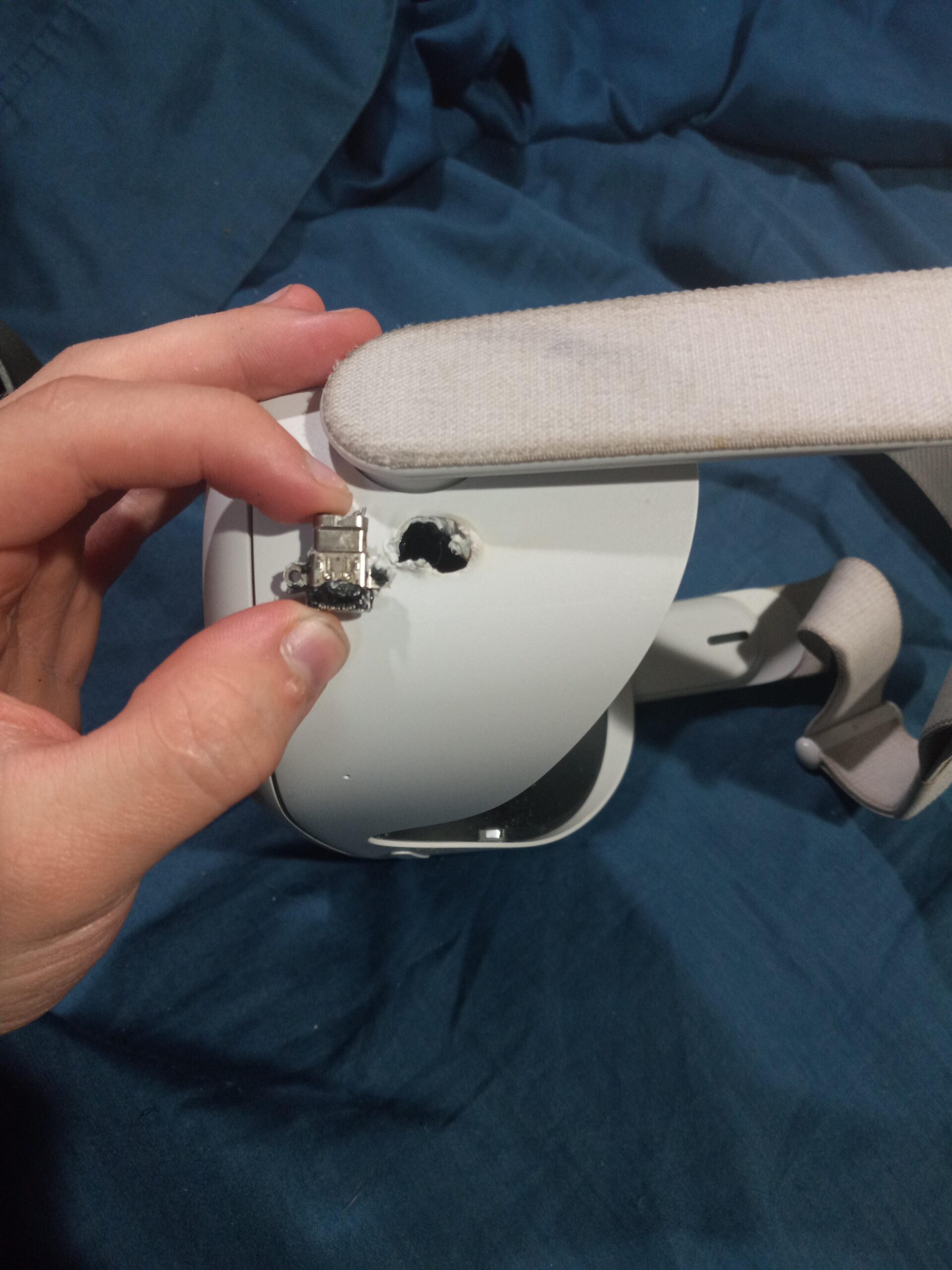 Read more about the article Locating The Charger Port On Oculus Quest 2: A Guide