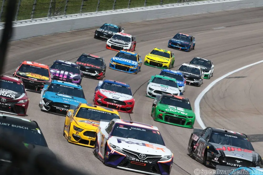 Read more about the article The Popularity Of Car Racing: How Many People Watch?