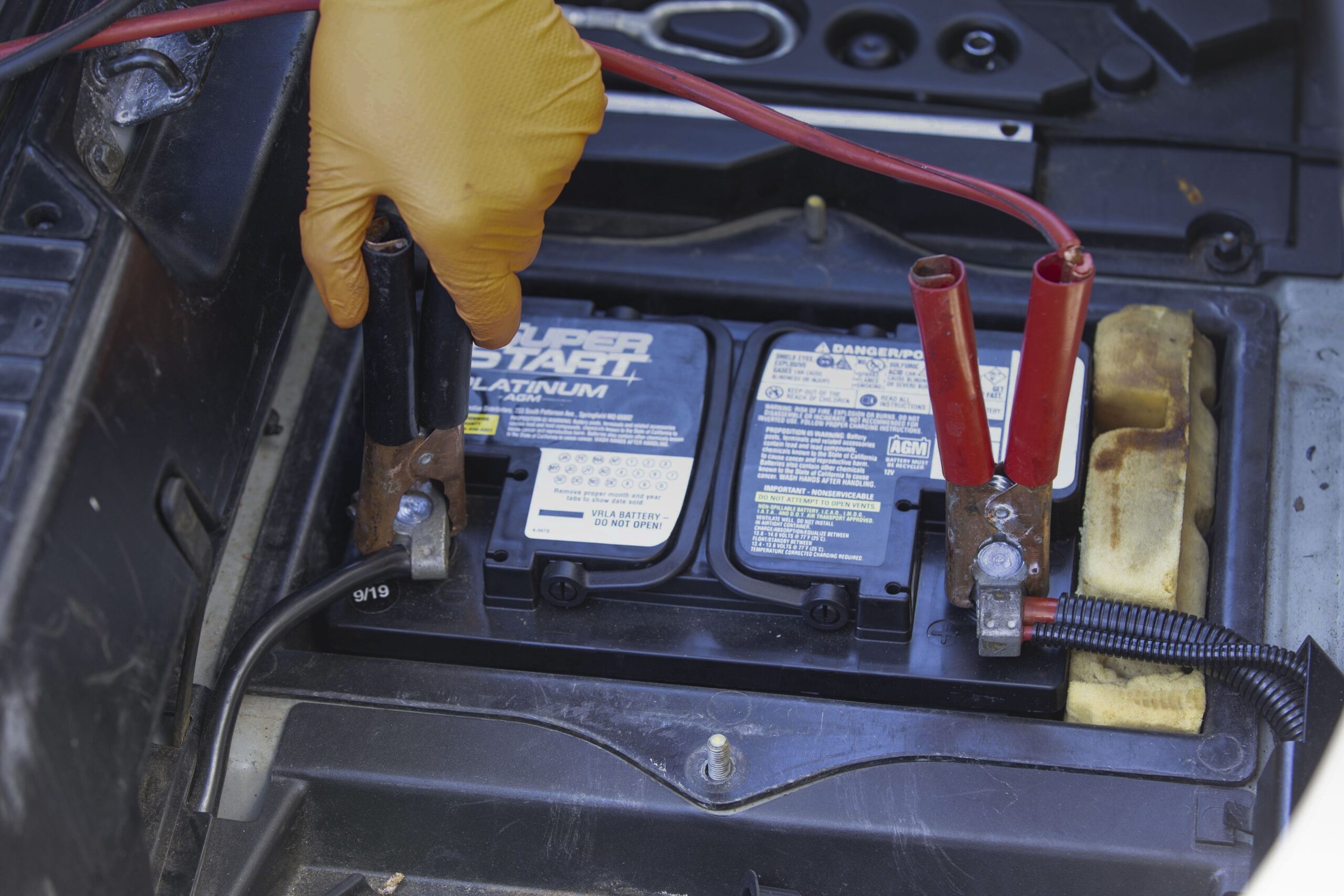 Read more about the article Quick Guide: Jump Start Car With Battery Charger