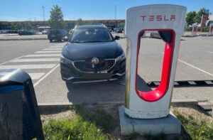 Read more about the article Can Non-Tesla Vehicles Utilize A Tesla Charger?